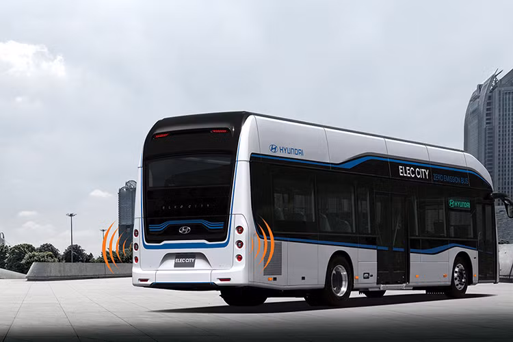 Là một phần trong nỗ lực của công ty, nhằm tăng hiệu quả và giảm lượng khí thải của xe, hãng đã trang bị cho xe buýt điện Hyundai hoàn toàn mới một pin polymer hiệu suất cao làm mát bằng nước công suất 384 kWh, với phạm vi lái xe tối đa 300km trong một lần sạc. Thời gian sạc đầy pin được hoàn thành trong 72 phút. 