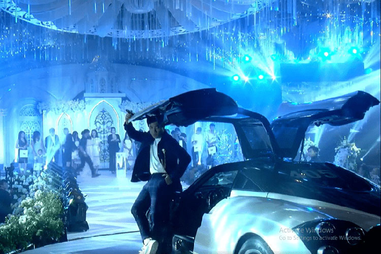 Được biết, trong 1 lần làm MC cho đám cưới của con gái Minh Nhựa, Trấn Thành từng tuyên bố gây sốc chỉ thích ngồi siêu xe, sau đó, MC kiêm nam diễn viên hài này đã tiến vào chiếc siêu xe "thần gió" Pagani Huayra của Minh Nhựa để tạo dáng và cho biết sẽ khoe ảnh chụp lên mạng xã hội.