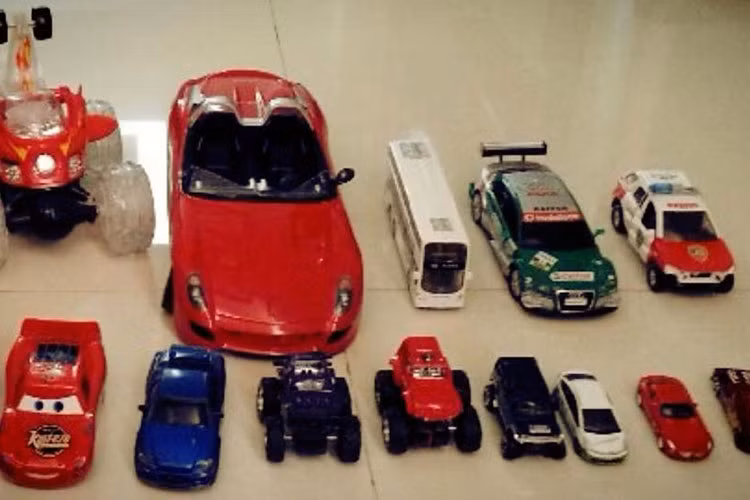 Vào năm 2013, Trấn Thành cũng đã từng khiến cộng đồng mạng phì cười vì cho biết mình có bộ sưu tập siêu xe "hàng khủng" nhưng chỉ là dạng xe đồ chơi mô hình.