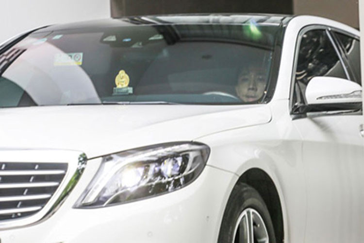 Xe được lắp ráp trong nước và có giá bán khoảng gần 4 tỷ đồng vào khoảng cuối năm 2016 do thuế tiêu thụ đặc biệt. Tuy nhiên, chỉ 2 năm sau đó Trấn Thành đã rao bán chiếc xe sang Mercedes-Benz S400L cho một showroom xe sang nhập khẩu tại Việt Nam với mức giá chỉ hơn 2 tỷ đồng.