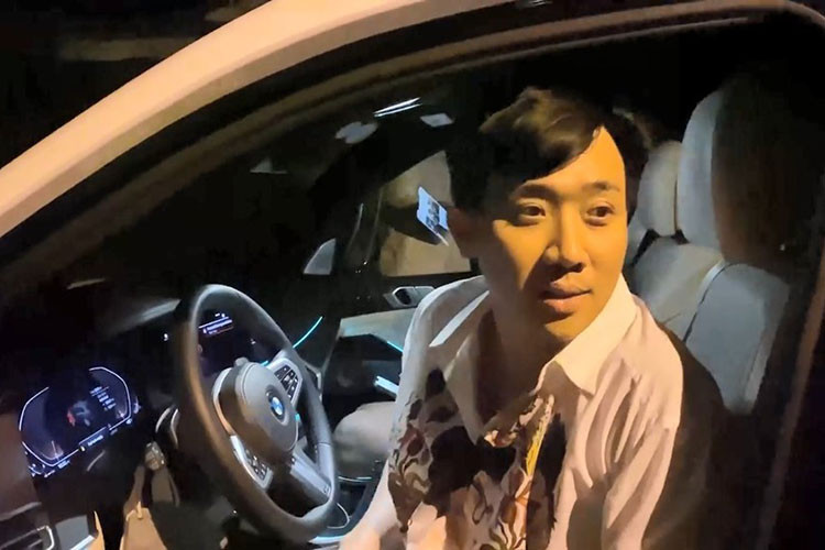 Chiếc SUV hạng sang BMW X7 của Trấn Thành sở hữu màu sơn trắng y hệt những chiếc xe sang Mercedes-Benz anh từng mua trước đó. BMW X7 thế hệ mới cũng là chiếc SUV đầu tiên anh sở hữu.