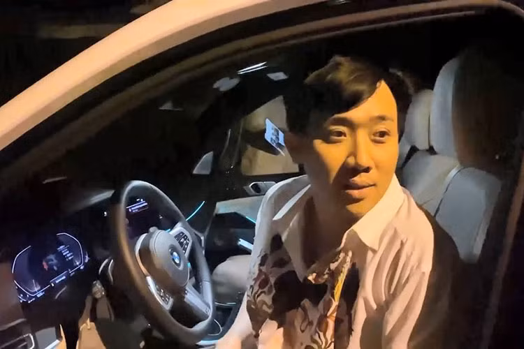 Chiếc SUV hạng sang BMW X7 của Trấn Thành sở hữu màu sơn trắng y hệt những chiếc xe sang Mercedes-Benz anh từng mua trước đó. BMW X7 thế hệ mới cũng là chiếc SUV đầu tiên anh sở hữu.