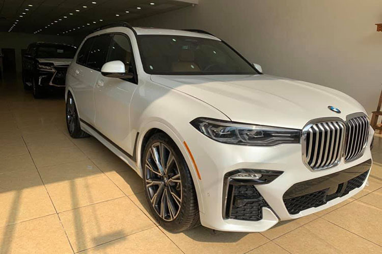 Như vậy, sau khi bán lại chiếc xe sang Mercedes-Benz S450L 4Matic đời 2018 cho một công ty nhập khẩu tư nhân Hà Nội, nam MC và diễn viên Trấn Thành đã tậu ngay chiếc BMW X7 có giá hơn 7 tỷ đồng.