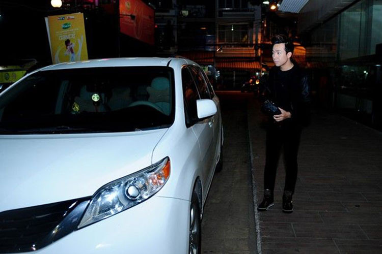 Trấn Thành nổi tiếng là một ngôi sao đa tài ở Việt Nam khi có thể làm diễn viên, MC và mới đây là chuyên cover lại các bài hát nổi tiếng của đồng nghiệp. Sự nổi tiếng giúp anhh trở thành 1 trong những nghệ sĩ giàu nhất Việt Nam và sở hữu nhiều xe sang đắt tiền, nhưng đầu tiên phải kể đến chiếc Toyota Siena của Trấn Thành tậu vào năm 2012.