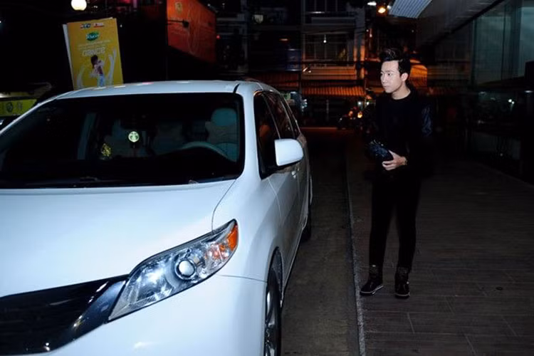 Trấn Thành nổi tiếng là một ngôi sao đa tài ở Việt Nam khi có thể làm diễn viên, MC và mới đây là chuyên cover lại các bài hát nổi tiếng của đồng nghiệp. Sự nổi tiếng giúp anhh trở thành 1 trong những nghệ sĩ giàu nhất Việt Nam và sở hữu nhiều xe sang đắt tiền, nhưng đầu tiên phải kể đến chiếc Toyota Siena của Trấn Thành tậu vào năm 2012.