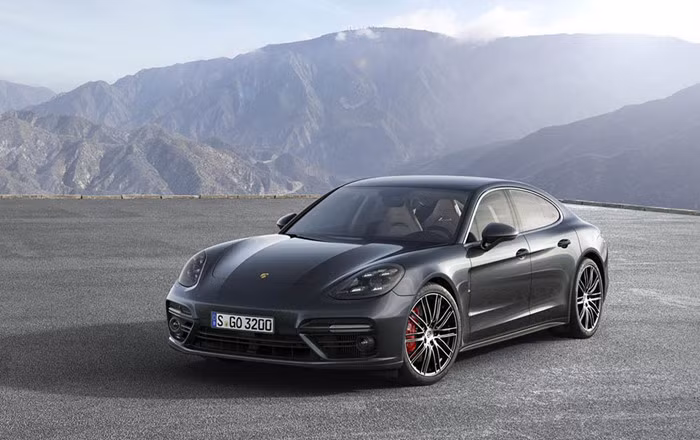 Panamera thế hệ mới vẫn giữ những nét cốt lõi của Panamera đầu tiên nhưng sắc sảo, cuốn hút hơn. Phần mui xe vẫn kiểu dạng coupe quyến rũ nhưng nay cho cảm giác tốc độ hơn, cửa sổ bên mới.