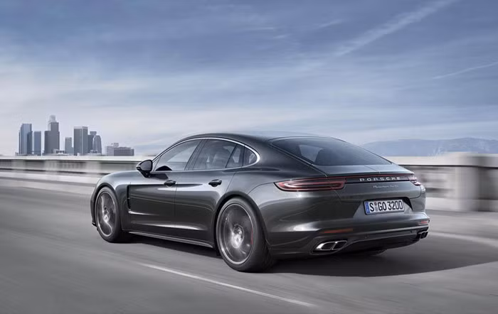 Porsche hứa hẹn, thế hệ thứ hai của Panamera vận hành êm ái và linh hoạt hơn, nhờ hệ thống treo khí nén ba chế độ, hệ dẫn động bánh sau và cải tiến hệ thống kiểm soát khung xe điện tử sẽ hoàn toàn khác bất kỳ mẫu xe nào.