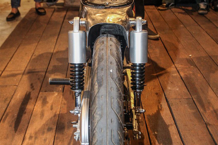 Phần đuôi nguyên bản được cắt ngắn gọn gàng, bình xăng cũng vì thế bị "gọt" nhỏ đi chỉ còn chứa được khoảng 3l xăng. Các chi tiết khác cũng đã được gia cố thêm tạo nên sự chắc chắn hơn cho chiếc xe vì nó sẽ được tăng dung tích gấp cả trăm lần so với nguyên bản trước đây.