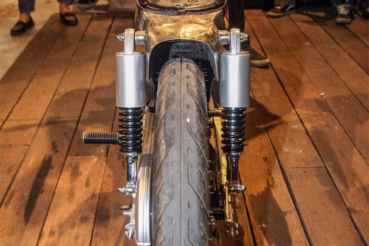 Phần đuôi nguyên bản được cắt ngắn gọn gàng, bình xăng cũng vì thế bị "gọt" nhỏ đi chỉ còn chứa được khoảng 3l xăng. Các chi tiết khác cũng đã được gia cố thêm tạo nên sự chắc chắn hơn cho chiếc xe vì nó sẽ được tăng dung tích gấp cả trăm lần so với nguyên bản trước đây.