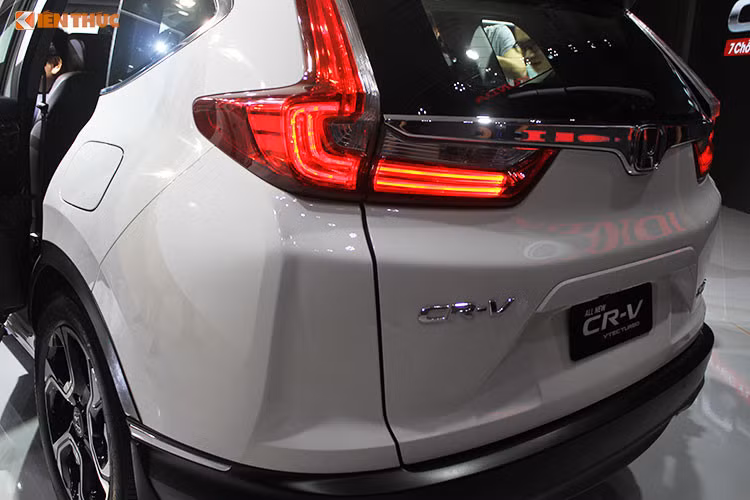 Thế hệ thứ 5 của Honda CR-V từng được giới thiệu tại Thái Lan hồi tháng 3/2017 với 3 tùy chọn phiên bản gồm L, G và E.. Điểm đáng chú ý là phiên bản thế hệ thứ 5 này sẽ có cấu hình 5+2 chỗ ngồi, điều khiến nhiều người tiêu dùng Việt háo hức chờ đợi hơn so với bản 5 chỗ hiện nay.