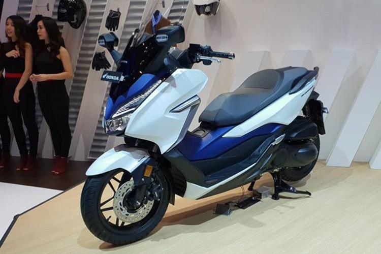 Ở phiên bản mới, mẫu xe ga Honda Forze 250 2018 có chiều dài cơ sở ngắn hơn, ở mức 1.510mm và chiều dài tổng thể được thu gọn lại 2,5cm. Trong khi đó chiều cao yên xe tăng thêm 62mm, lên mức 780mm.
