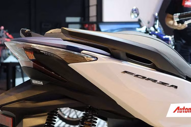 Khung xe cũng được thiết kế lại, đơn giản hơn để giúp giảm trọng lượng của xe. Ngoài ra, chiều rộng thân xe Honda Forza 250 2018 thu gọn lại 2mm, góc nghiêng phuộc trước giảm 0,5 độ, từ 27 độ xuống còn 26,5 độ. Cốp chứa đồ dưới yên thiết kế lớn, có thể đựng vừa hai mũ bảo hiểm nửa đầu cùng nhiều đồ vật nhỏ gọn khác.