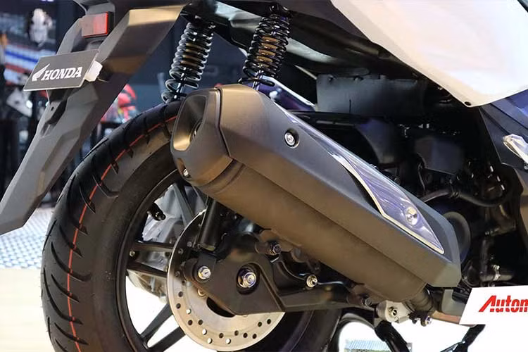 Honda Forza 250 phiên bản 2018 sở hữu khối động cơ xylanh đơn, dung tích 249cc, làm mát bằng dung dịch, sản sinh công suất 23,2 mã lực tại tua máy 7.500 vòng/phút và mômen xoắn cực đại 24 Nm tại tua máy 6.250 vòng/phút, đi kèm với hộp số tự động vô cấp CVT.