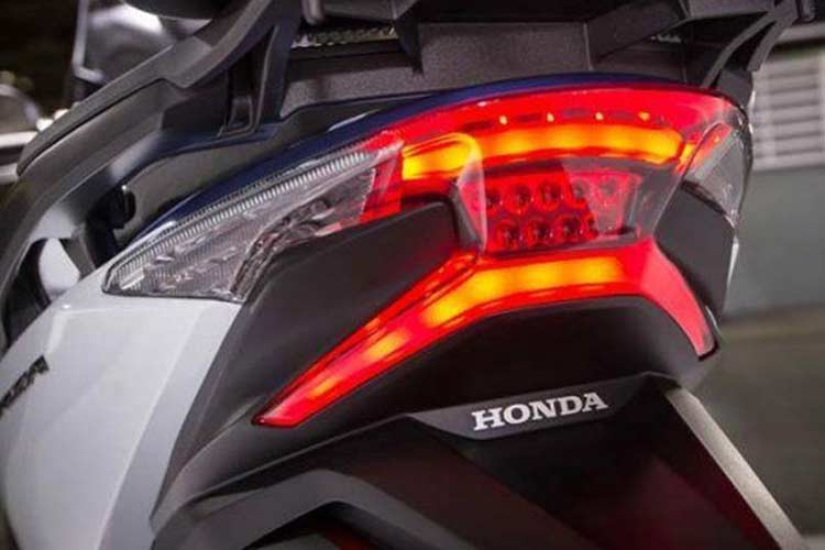 Yên xe thiết kế tương đối lớn, vị trí người ngồi trước hạ thấp trong tâm - yên mềm đủ dùng cho hai người ngồi thoải mái trên những cung đường dài. Ngoài ra nó còn có thêm phụ kiện đi kèm là cốp chứa đồ cỡ lớn phía sau, vật dụng này kiêm tựa lưng cho người ngồi sau đỡ mỏi.