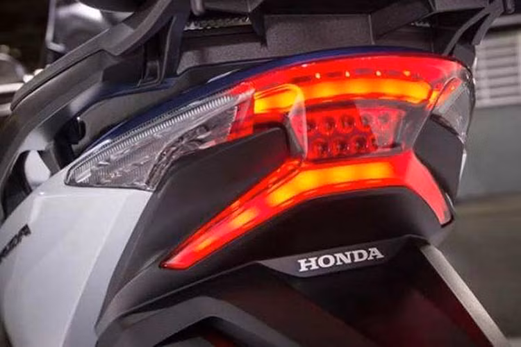 Yên xe thiết kế tương đối lớn, vị trí người ngồi trước hạ thấp trong tâm - yên mềm đủ dùng cho hai người ngồi thoải mái trên những cung đường dài. Ngoài ra nó còn có thêm phụ kiện đi kèm là cốp chứa đồ cỡ lớn phía sau, vật dụng này kiêm tựa lưng cho người ngồi sau đỡ mỏi.