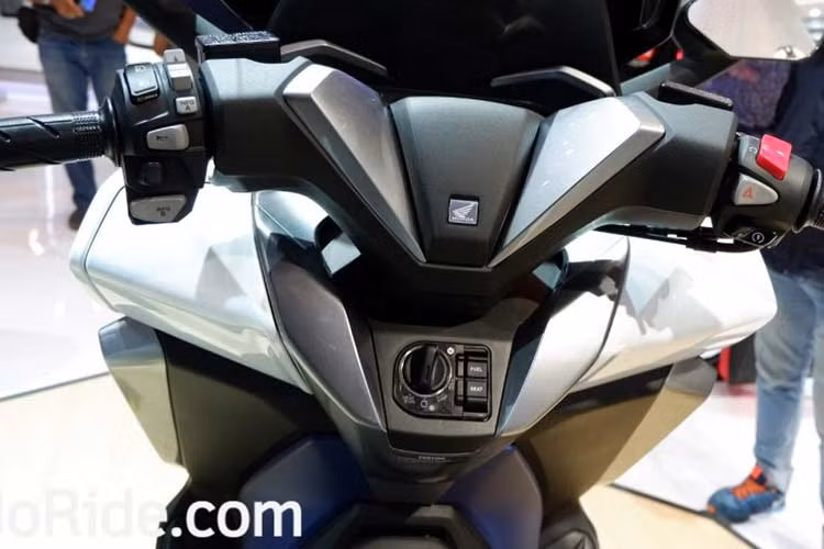 Về trọng lượng, Honda Forza 250 nhẹ hơn trước nhờ khung xe được cải tiến và thiết kế lại, giúp tăng tốc độ nhanh hơn và hiệu suất nhiên liệu tối ưu hơn. Xe được trang bị khoá điện giống như những mẫu xe ga cao gấp hiện nay với khoá thông minh không cần chìa Smartkey.