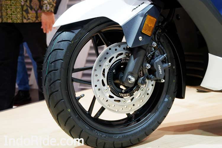 Một số trang bị đáng chú ý khác trên Honda Forza 250 2018 bao gồm kính chắn gió chỉnh điện. Bộ phanh mới của xe đi kèm chống bó cứng ABS tiêu chuẩn có kích thước lần lượt là 15" ở trước và 14" ở sau. Bộ vành xe tương thích với lốp có kích thước chuẩn là 120/70-15 và 140/70-14.