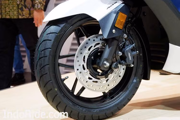 Một số trang bị đáng chú ý khác trên Honda Forza 250 2018 bao gồm kính chắn gió chỉnh điện. Bộ phanh mới của xe đi kèm chống bó cứng ABS tiêu chuẩn có kích thước lần lượt là 15" ở trước và 14" ở sau. Bộ vành xe tương thích với lốp có kích thước chuẩn là 120/70-15 và 140/70-14.