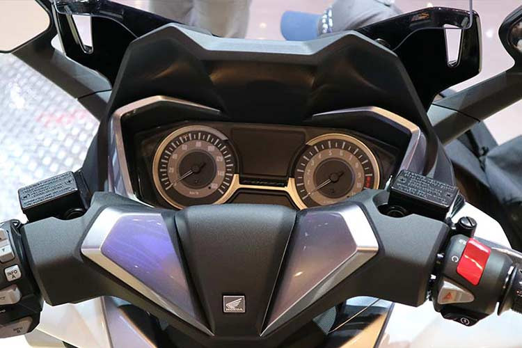 Đồng hồ của xe được thiết kế mới, góc cạnh và lớn hơn. Ngoài hai đồng hồ báo vòng tua máy và tốc độ còn có thêm màn hình hiển thị mới dạng lcd. Đặc biệt xe còn có tính năng Honda Selectable Torque Control (HSTC) điều khiển chế độ lựa chọn mô-men xoắn từ tay lái bên trái.