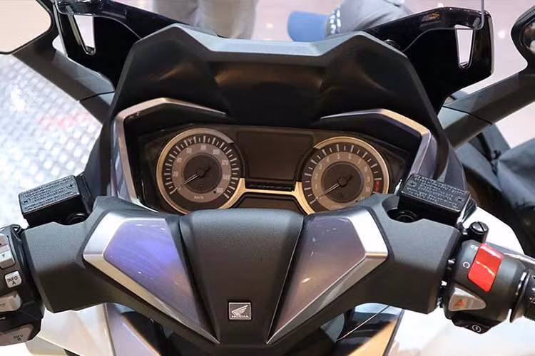 Đồng hồ của xe được thiết kế mới, góc cạnh và lớn hơn. Ngoài hai đồng hồ báo vòng tua máy và tốc độ còn có thêm màn hình hiển thị mới dạng lcd. Đặc biệt xe còn có tính năng Honda Selectable Torque Control (HSTC) điều khiển chế độ lựa chọn mô-men xoắn từ tay lái bên trái.