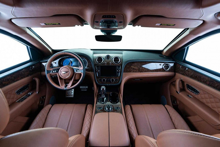 Chưa hết, xe còn có lớp giáp che chở phần sàn tới nóc để bảo vệ lực nổ, ví như hai lựu đạn DM51 phát nổ đồng lúc bên dưới gầm xe. Đèn báo khẩn cấp, còi hú, và hệ thống PA là một số điểm nổi bật khác.