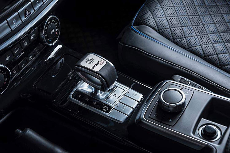 Thay vì cách bố trí ghế ngồi cho 5 người như G63 nguyên bản, hàng ghế sau của 850 6.0 Biturbo 4×4² Final Edition nay đã chỉ có thể ngồi 2 người do Brabus sử dụng những ghế độc lập để đặt bệ điều khiển trung tâm mới ở giữa. Đương nhiên, các khách hàng mua mẫu siêu SUV địa hình này sẽ được tùy ý lựa chọn hoàn thiện cabin với các chất liệu cao cấp nhất, theo bất kỳ màu nào mong muốn.