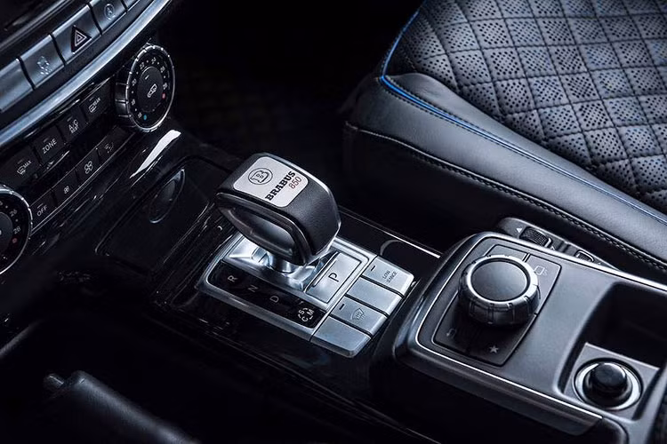 Thay vì cách bố trí ghế ngồi cho 5 người như G63 nguyên bản, hàng ghế sau của 850 6.0 Biturbo 4×4² Final Edition nay đã chỉ có thể ngồi 2 người do Brabus sử dụng những ghế độc lập để đặt bệ điều khiển trung tâm mới ở giữa. Đương nhiên, các khách hàng mua mẫu siêu SUV địa hình này sẽ được tùy ý lựa chọn hoàn thiện cabin với các chất liệu cao cấp nhất, theo bất kỳ màu nào mong muốn.