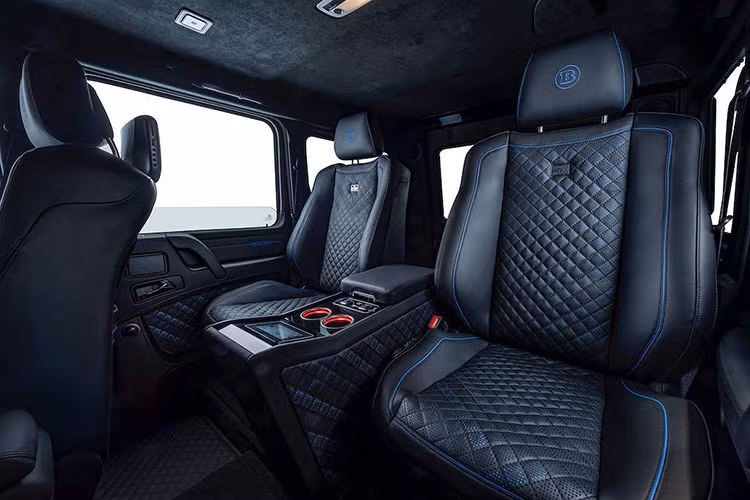 Đổi lại, 850 6.0 Biturbo 4×4² Final Edition có khả năng vượt qua được những địa hình khó khăn nhất nhờ khoảng sáng gầm tăng lên tới 60cm. Tương tự như những chiếc Mercedes G-Class 4×4² khác, Brabus đã làm được điều này nhờ có hệ các trục bánh xe dẫn động bằng bánh răng gián tiếp (portal axle).