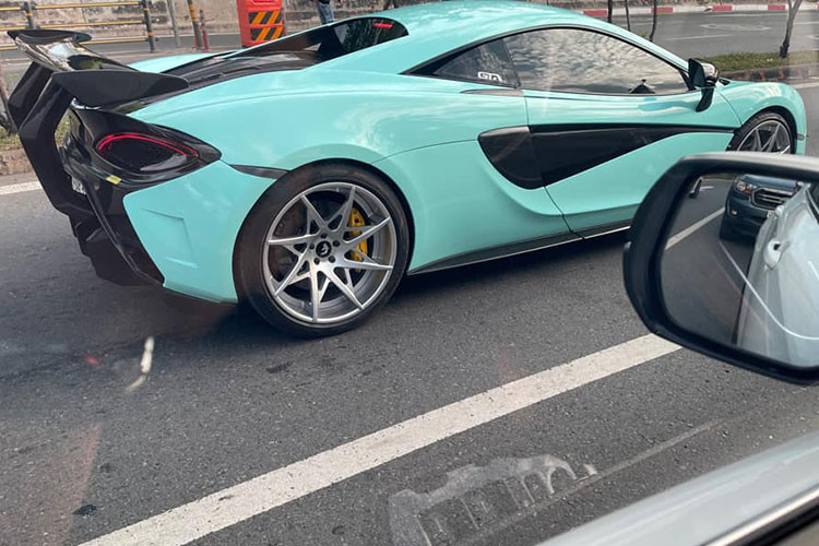 Hiện tại Việt Nam có 3 chiếc siêu xe McLaren 570S xuất hiện, ngoài chiếc xe McLaren 570S mới thay áo màu xanh ngọc này còn có một chiếc McLaren 570S màu cam từng thuộc sở hữu của ông trùm ma túy Văn Kính Dương cũng như một xe McLaren 570S khác nhập từ Lào vào nước ta.