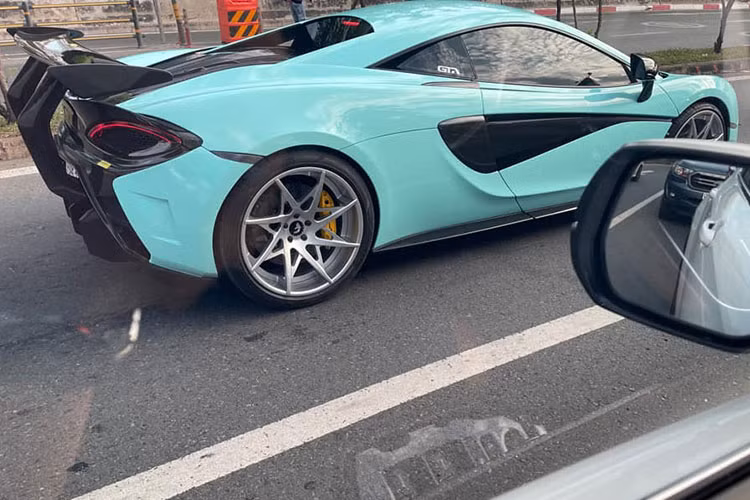Hiện tại Việt Nam có 3 chiếc siêu xe McLaren 570S xuất hiện, ngoài chiếc xe McLaren 570S mới thay áo màu xanh ngọc này còn có một chiếc McLaren 570S màu cam từng thuộc sở hữu của ông trùm ma túy Văn Kính Dương cũng như một xe McLaren 570S khác nhập từ Lào vào nước ta.