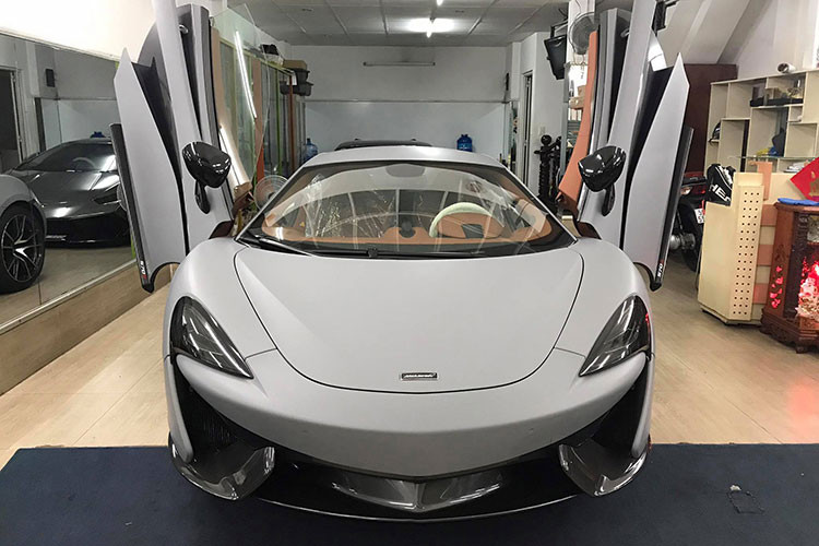 Chủ nhân của siêu xe McLaren 570S mang gói độ Vorsteiner mới được cho thay áo xanh ngọc là 1 dân chơi thuộc thế hệ 9X. Hiện chưa rõ mức giá xe McLaren 570S cũ này. Lúc mới về nước, xe có giá bán trên 12 tỷ đồn, chưa bao gồm thuế phí ra biển số.