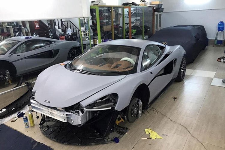 Ông chủ công ty nhập khẩu tư nhân quận 5 ở TP. HCM còn từng chơi lớn khi trang bị ống xả độ cho siêu xe McLaren 570S này cũng như việc nâng cấp cho xe bộ la-zăng độ đa chấu kép sơn màu bạc đến tứ thương hiệu rất ăn khách trên thế giới là Forgiato.