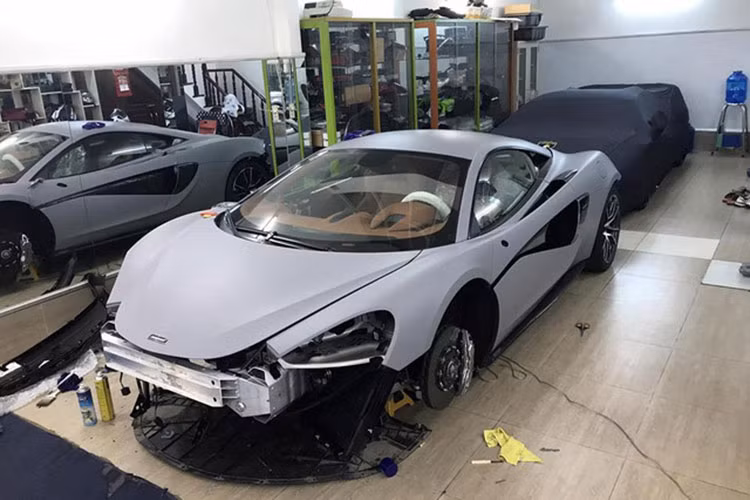 Ông chủ công ty nhập khẩu tư nhân quận 5 ở TP. HCM còn từng chơi lớn khi trang bị ống xả độ cho siêu xe McLaren 570S này cũng như việc nâng cấp cho xe bộ la-zăng độ đa chấu kép sơn màu bạc đến tứ thương hiệu rất ăn khách trên thế giới là Forgiato.