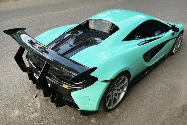 Chiếc siêu xe McLaren 570S độ Vorsteiner độc nhất vô nhị tại Việt Nam này từng trải qua hơn 5 đời chủ với những cái tên rất quen thuộc trong làn siêu xe tại dải đất hình chữ S. Đáng chú ý nhất là McLaren 570S từng thuộc sở hữu của đại gia siêu xe Cường Đô la, sau đó là Tống Đông Khuê hay nhiều tay chơi xe khác.