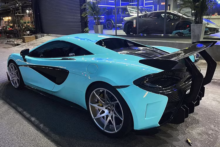 Dòng siêu xe McLaren 570S hiện đã có bản nâng cấp là McLaren 600LT cũng như phiên bản tiếp theo là một chiếc xe điện McLaren Artura. Lúc mới được ra mắt cách đây 6 năm, McLaren 570S mang trọng trách làm đối thủ với những Lamborghini Huracan LP610-4, Audi R8 V10 Plus hay Porsche 911 Turbo S.