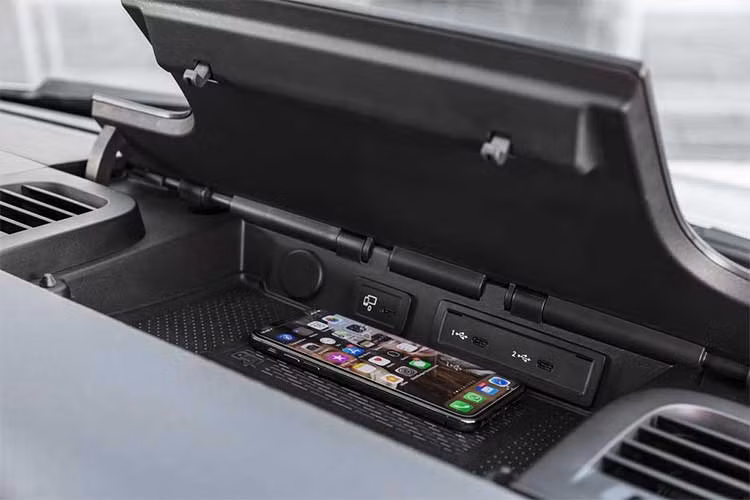 Ngoài ra, nổi bật nhất về công nghệ trên xe vẫn là màn hình thông tin giải trí khá lớn. Cabin của xe cũng có thiết kế linh hoạt và tiện dụng, tùy vào mỗi phiên bản, các trang bị này lại có thể tùy biến khác nhau.