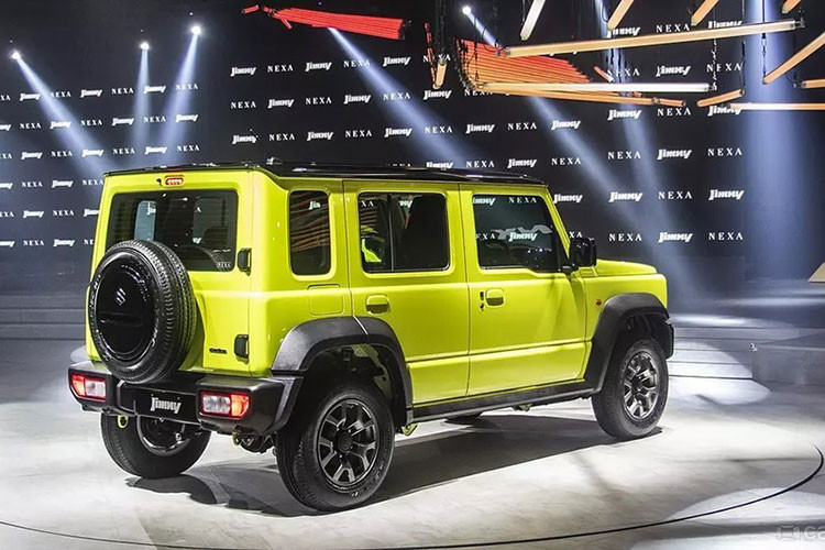 So với phiên bản 3 cửa, mẫu xe SUV Suzuki Jimny 5 cửa có kích thước lớn hơn, đặc biệt là chiều dài cơ sở tăng đến 340 mm. Cụ thể, mẫu xe này sở hữu chiều dài 3.985 mm, chiều rộng 1.645 mm, chiều cao 1.720 mm, chiều dài cơ sở 2.590 mm và chiều cao gầm 210 mm.