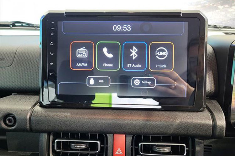 Ở bản cao cấp, xe có thêm tính năng khởi động nút bấm, chìa khóa thông minh, màn hình cảm ứng trung tâm 9 inch, hỗ trợ Apple CarPlay/Android Auto không dây và điều hòa tự động.