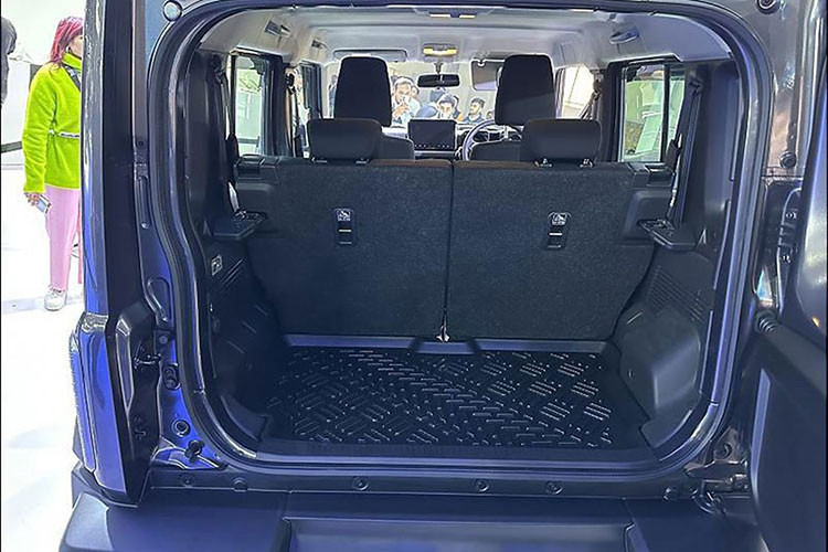 Tương tự trang bị tiện nghi, các tính năng an toàn của Suzuki Jimny 5 cửa cũng khá cơ bản với 6 túi khí, camera lùi, hệ thống kiểm soát hành trình, móc ghế trẻ em, hệ thống cân bằng điện tử, hỗ trợ khởi hành ngang dốc, hệ thống chống bó cứng phanh ABS và phân phối lực phanh điện tử EBD.