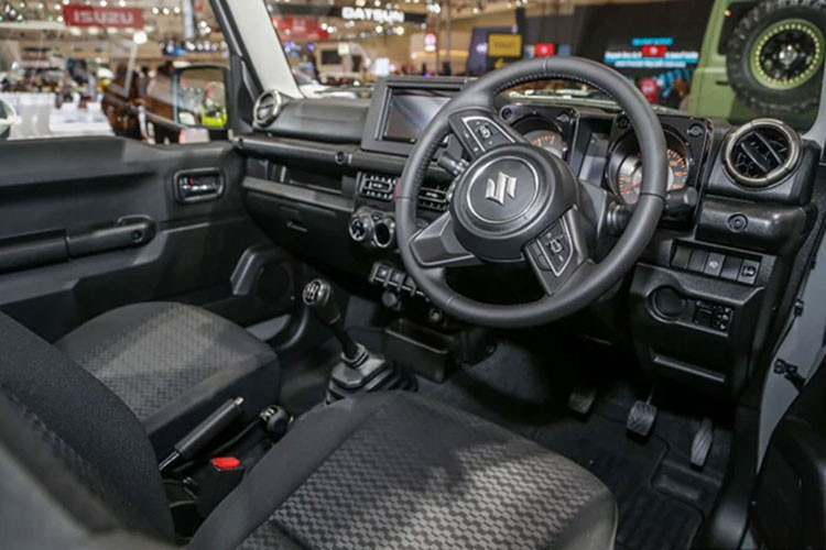 Bên trong Suzuki Jimny 5 cửa là không gian nội thất chỉ có 4 chỗ ngồi. Phía sau ghế là khoang hành lý có thể tích 208 lít hoặc 332 lít nếu gập ghế. Trang bị nội thất tiêu chuẩn của mẫu xe này gồm có ghế bọc nỉ, hệ thống điều hòa chỉnh tay và màn hình cảm ứng trung tâm 7 inch.
