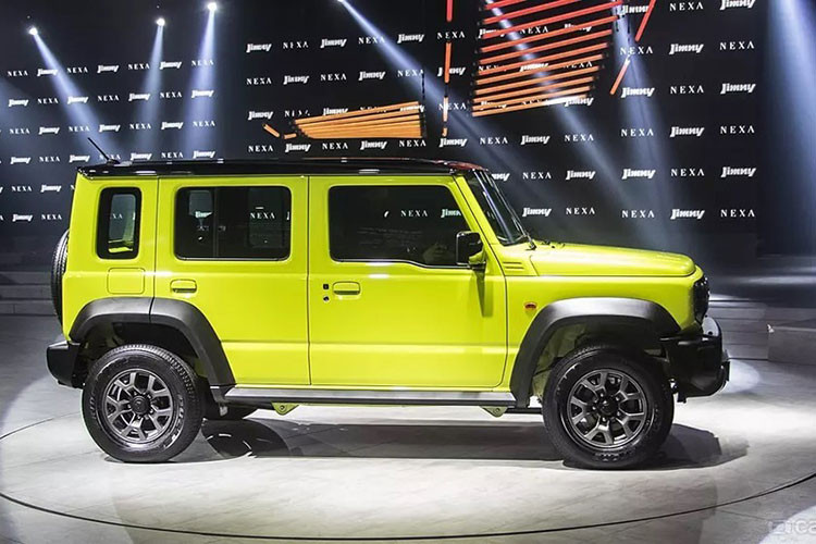 Theo đó, tại thị trường Ấn Độ, giá xe Suzuki Jimny 5 cửa cho 2 phiên bản là Zeta và Alpha bán dao động từ 1,274 - 1,505 triệu Rupee (tương đương khoảng 362 - 427 triệu đồng). Đây được xem là mức giá khá mềm so với những dự đoán trước đây.