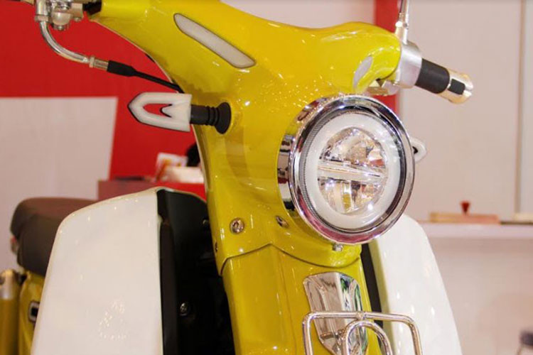 hiết kế phía trước của chiếc xe SYM Cub Classic khá thú vị, nó làm cho người dùng nhớ tới mô hình Honda Super Cub. Đặc biệt với những chiếc ghế riêng biệt như “hóa thân” của Honda Unyil vào đầu những năm 60.