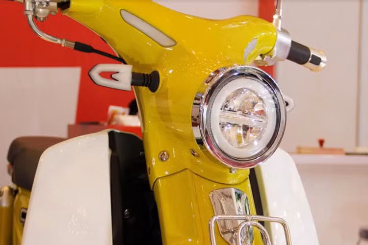 hiết kế phía trước của chiếc xe SYM Cub Classic khá thú vị, nó làm cho người dùng nhớ tới mô hình Honda Super Cub. Đặc biệt với những chiếc ghế riêng biệt như “hóa thân” của Honda Unyil vào đầu những năm 60.