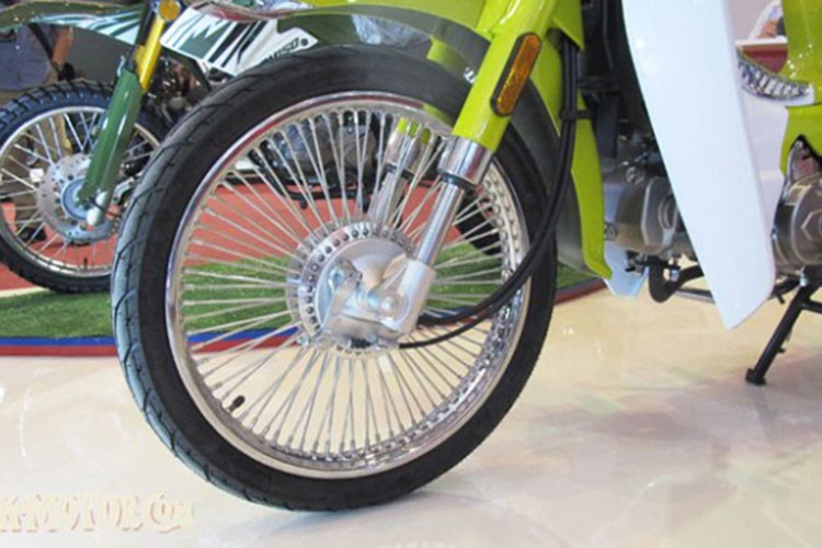 Phược trước của xe vẫn là dạng ống lồng. Một điều thú vị là hãng xe máy SYM tiếp tục sử dụng vành nan hoa để mang lại ấn tượng retro của xe chứ không như cụm vành đúc trên Super Cub C125 hiện nay. Xe được trang bị thắng đùm chứ không phải dạng đĩa phong cách hiện đại.