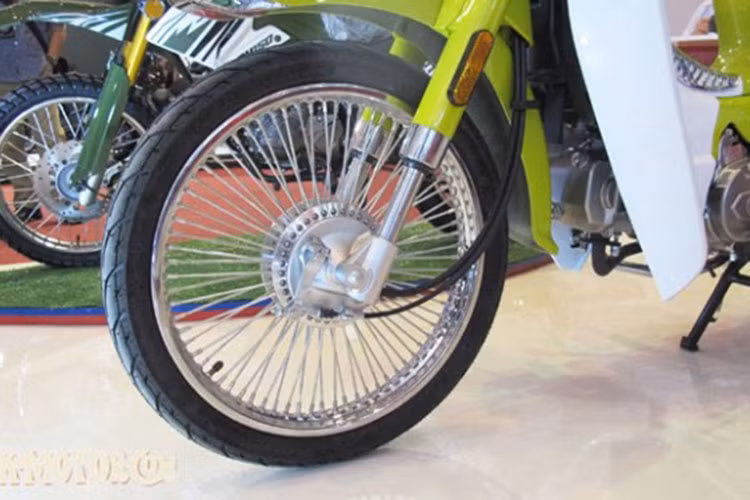 Phược trước của xe vẫn là dạng ống lồng. Một điều thú vị là hãng xe máy SYM tiếp tục sử dụng vành nan hoa để mang lại ấn tượng retro của xe chứ không như cụm vành đúc trên Super Cub C125 hiện nay. Xe được trang bị thắng đùm chứ không phải dạng đĩa phong cách hiện đại.