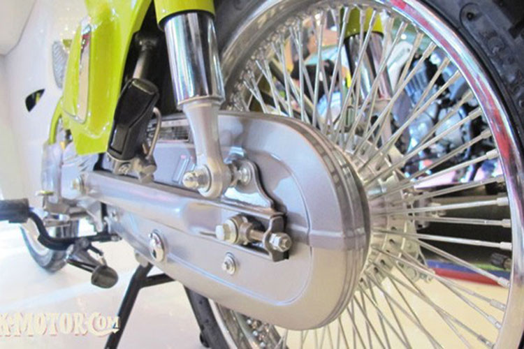 Phía sau xe là dàn chân với giảm sóc sau lò xo trụ, thắng đùm. Hộp xích được sơn tính x điện khá đẹp mắt... Khối động cơ của Cub classic sẽ là 110 cc, đi kèm hộp số 4 cấp, làm mát bằng không khí. Xe vẫn sở hữu máy chế hòa khí thay vì công nghệ phun xăng điện tử như các mẫu xe hiện nay.