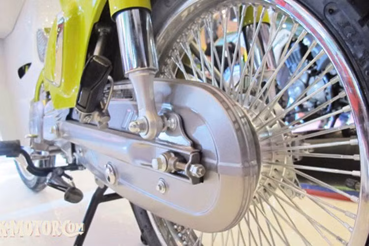 Phía sau xe là dàn chân với giảm sóc sau lò xo trụ, thắng đùm. Hộp xích được sơn tính x điện khá đẹp mắt... Khối động cơ của Cub classic sẽ là 110 cc, đi kèm hộp số 4 cấp, làm mát bằng không khí. Xe vẫn sở hữu máy chế hòa khí thay vì công nghệ phun xăng điện tử như các mẫu xe hiện nay.