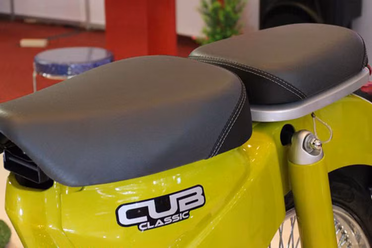 Thân của xe với logo CUB Classic khá đơn giản, yên xe dạng yêm mềm tối màu tách rời cho hai người ngổi. Tay xách của xe cũng được tích hợp ở phía yên sau. Cụm đèn hậu được thiết kế tương tự Honda Super Cub mới, tuy nhiên xi nhan của xe lại là dạng led mảnh khá kỳ lạ.