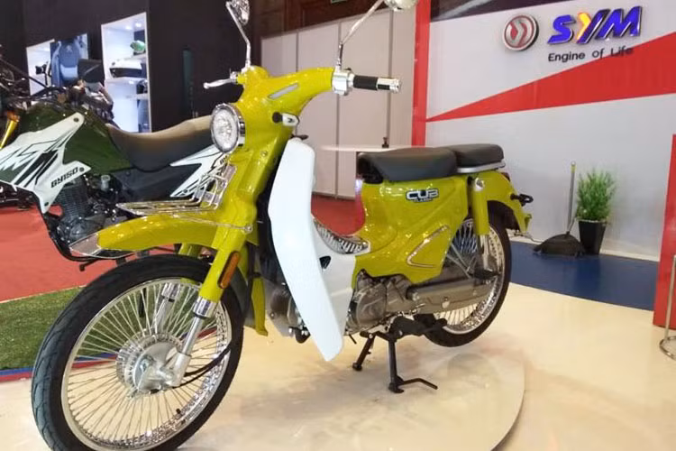 Đáng tiếc rằng, chiếc xe máy này mới chỉ xuất hiện dưới dạng trưng bày và chưa sẵn sàng đi vào sản xuất. Theo một đại lý của hãng xe máy SYM cho hay, dự kiến khi ra thị trường vào thời gian tới - Cub classic sẽ có giá rất rẻ, chỉ khoảng 18,8 triệu Rupiah (tương đương 29,2 triệu đồng).