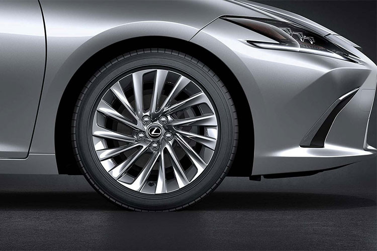 Thân xe được trang bị đường gân nổi bật và độc đáo hơn, bắt nguồn từ đèn hậu và tiến dần đến đèn pha. Trong khi đó, đường viền cửa sổ hất lên ở cuối có thiết kế sắc sảo hơn trước. Phiên bản ES 350 và ES 300h dùng vành 17 - 18 inch, riêng Lexus ES 2019 với gói F Sport sẽ được trang bị vành 19 inch tiêu chuẩn.